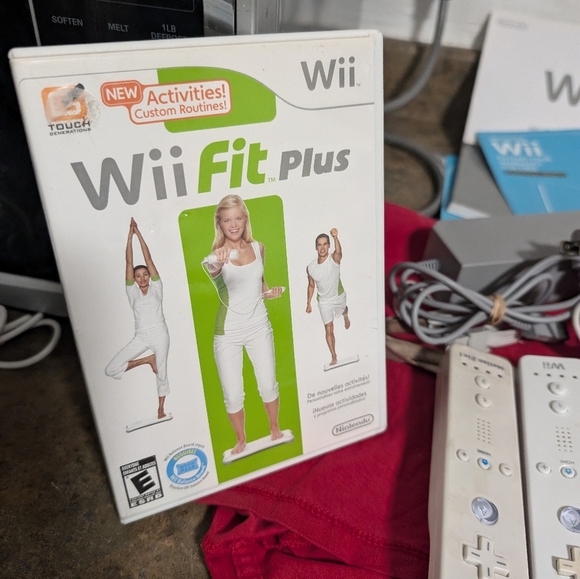 Nintendo Wii White Console Included + 2 Controllers - Picture 3 of 7